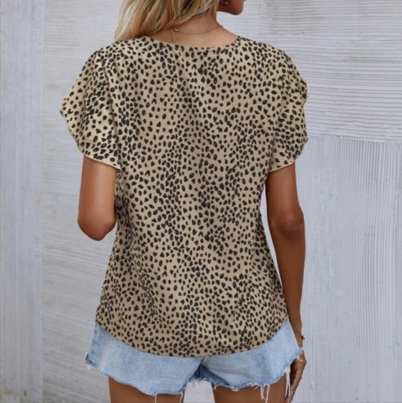Leopard Print V-neck Petal Sleeve Top. SIZE SMALL. NWOT - Picture 4 of 7
